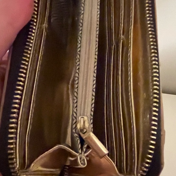 ❌SOLD❌ EUC Beautiful Steve Madden Large Fall Tan Beige & Gold Logo Zipper Wallet - Picture 8 of 14